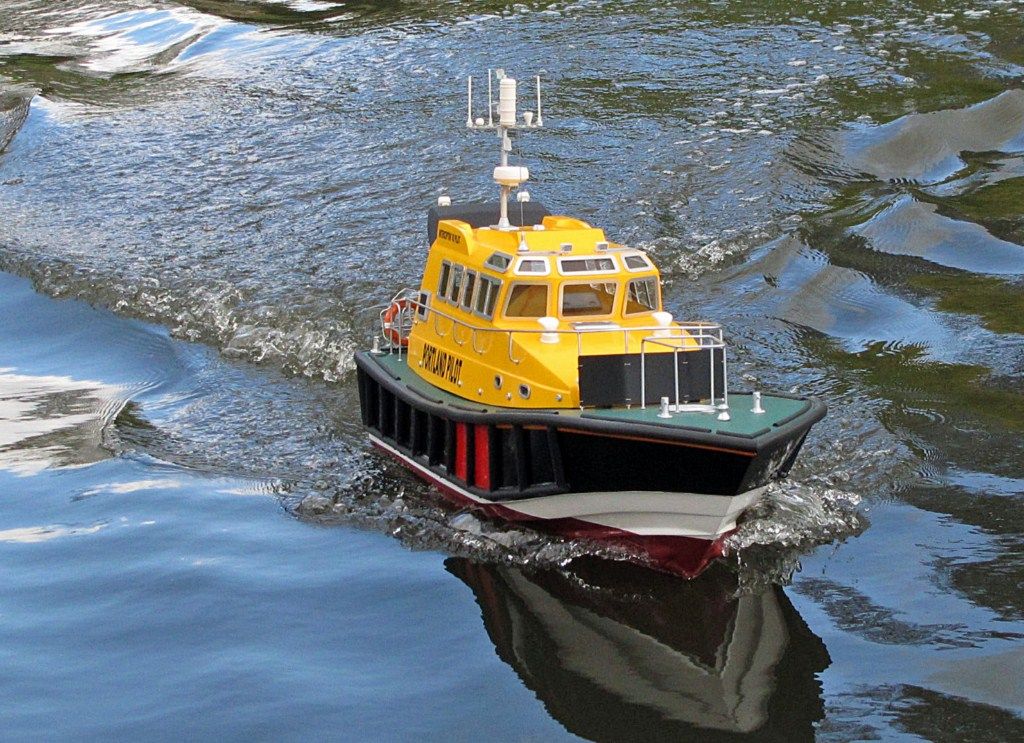 rc pilot boat